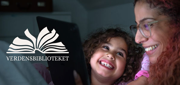 Smilande mor og barn ser på nettbrett