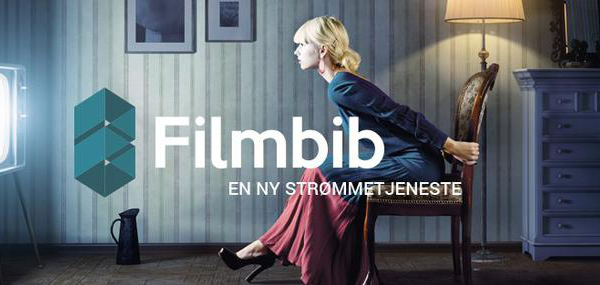 Kvinne på pinnestol lener seg framover mot lys frå eit fjernsyn