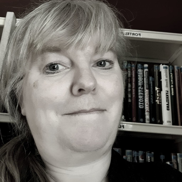 Svart/kvitt foto av kvinne